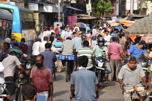 Coronavirus in Indien, Eindrücke aus Haora India: Daily life amid nationwide lockdown People shopping to acquire their food and essentials at open market on street in the third Sunday morning, the 19th day of 21 days nationwide total lockdown across India due to a measure to prevent spreading the recent Novel Coronavirus (COVID-19). Howrah West Bengal India Copyright: BiswarupxGanguly
