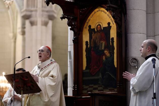 Coronavirus in Spanien, Ostermesse in Madrid Cardinal Carlos Osoro (L) chairs Easter Sunday mass at La Almudena cathedral in Madrid, Spain, 12 April 2020. The mass was broadcasted as the churches closed around one month ago due to lockdown caused by coronavirus outbreak. Holy Week during coronavirus !ACHTUNG: NUR REDAKTIONELLE NUTZUNG!  Copyright: xMariscalx GRAF9455 20200412-637222918580198044