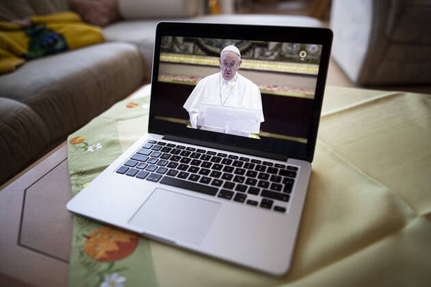 The mass on Easter Sunday of Pope Francis, head of the Catholic Church, is shown via a live stream on a computer, recorded in Diehsa, 12 04 2020 Due to the spread of the corona virus, believers cannot experience the mass in the Vatican Diehsa Germany Copyright: xFlorianxGaertner photothek.netx