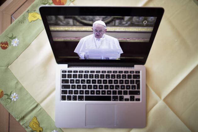 The mass on Easter Sunday of Pope Francis, head of the Catholic Church, is shown via a live stream on a computer, recorded in Diehsa, 12 04 2020 Due to the spread of the corona virus, believers cannot experience the mass in the Vatican Diehsa Germany Copyright: xFlorianxGaertner photothek.netx