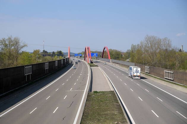 12 04 2020, xemx, News, emwirt, v l motorway A8 on Easter Sunday, hardly any cars, empty streets Augsburg