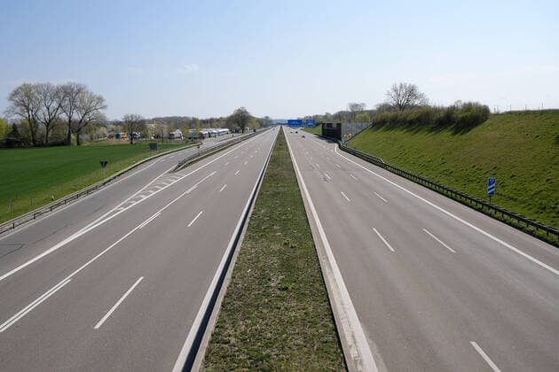 12 04 2020, xemx, News, emwirt, v l motorway A8 on Easter Sunday, hardly any cars, empty streets Augsburg