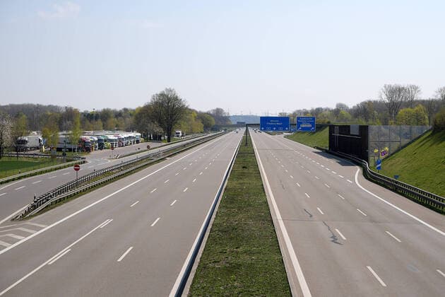 12 04 2020, xemx, News, emwirt, v l motorway A8 on Easter Sunday, hardly any cars, empty streets Augsburg