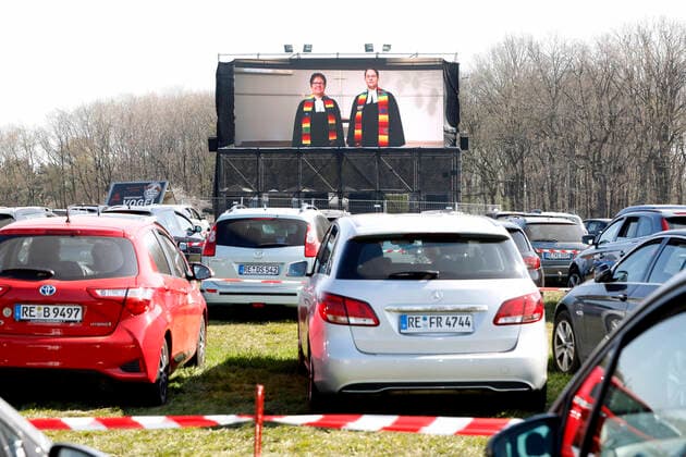14.04.2020 Marl Ostergottesdienst im Autokino am Motorradtreff Vogel . Der Gottesdienst wurde vorher aufgezeichnet und wird jetzt auf der Videoleinwand ausgestrahlt *** 14 04 2020 Marl Easter service in the drive-in cinema at the Motorradtreff Vogel The service was previously recorded and is now broadcast on the video screen