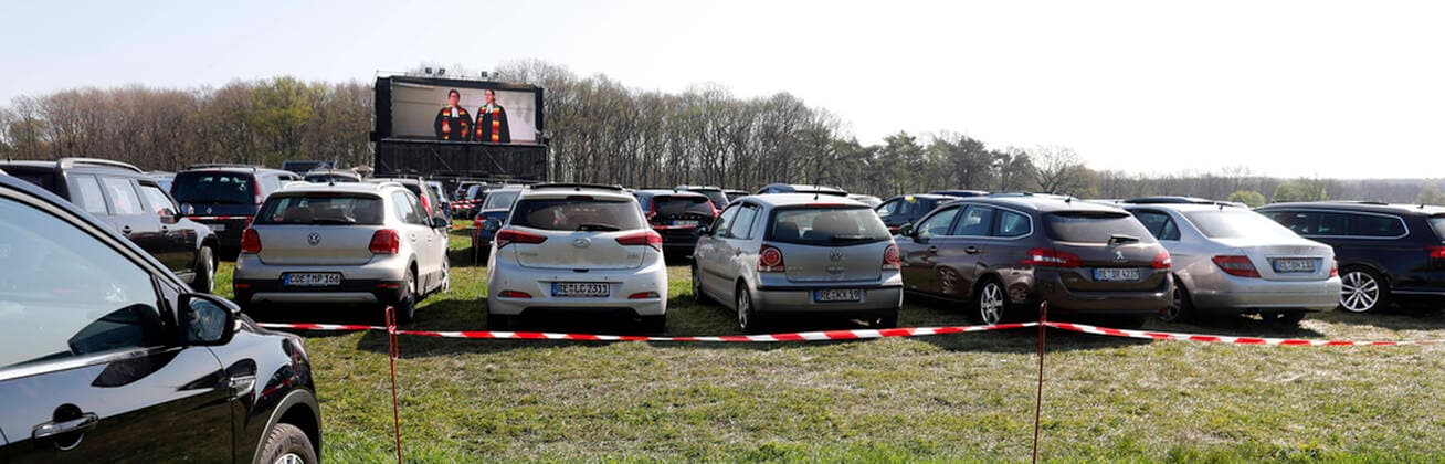 14.04.2020 Marl Ostergottesdienst im Autokino am Motorradtreff Vogel . Der Gottesdienst wurde vorher aufgezeichnet und wird jetzt auf der Videoleinwand ausgestrahlt *** 14 04 2020 Marl Easter service in the drive-in cinema at the Motorradtreff Vogel The service was previously recorded and is now broadcast on the video screen