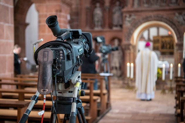 Holy Mass on Easter Sunday in the Basilica of St. Cross in Wechselburg with Bishop Heinrich Timmerevers, Diocese of Dresden Meissen 12 04 2020 Due to the Corona Pandemic, public services are currently prohibited The Catholic service from Wechselburg was broadcast on the radio station MDR Kultur and as a live stream Wechselburg Saxony Germany