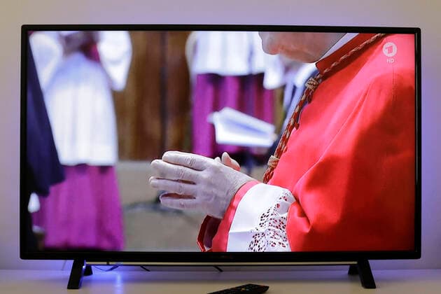 TV-Uebertragung der Ostermesse aus dem Petersdom mit Papst Franziskus am Ostersonntag, waehrend der Corona-Krise, DEU, Berlin, 12.04.2020