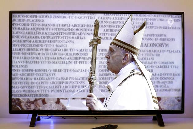 TV-Uebertragung der Ostermesse aus dem Petersdom mit Papst Franziskus am Ostersonntag, waehrend der Corona-Krise, DEU, Berlin, 12.04.2020