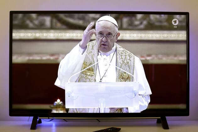 Papst Franziskus spendet in einer TV-Uebertragung aus dem Petersdom am Ostersonntag den Segen Urbi et Orbi, waehrend der Corona-Krise, DEU, Berlin, 12.04.2020