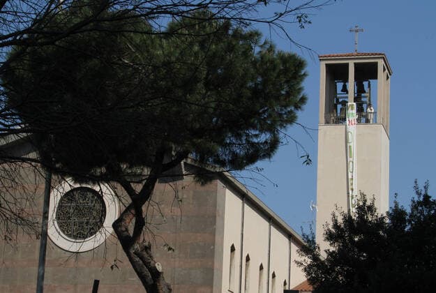 Coronavirus in Italien, Priester Maurizio Mirilli feiert Messe von einem Glockenturm in Rom Rome, Don Maurizio Mirilli parish priest of the Parrocchia Santissimo Sacramento celebrates the Easter mass of the bell tower of his church because of Covid 19 Pictured: Maurizio Mirilli  Copyright: xPieroxTenaglix xIPAx xPieroxTenaglix