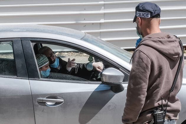 April 12, 2020, Jerusalem, Israel: The Israel Police, reinforced by IDF soldiers, enforces a newly imposed full closure on Har Nof neighborhood, one of 17 predominantly Jewish religious neighborhoods in Jerusalem, with increased coronavirus infections. The number of confirmed COVID-19 cases in Israel rises to 10,878, with 103 deaths. Jerusalem Israel - ZUMAa126 20200412_zap_a126_006 Copyright: xNirxAlonx