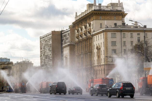 Coronavirus in Russland, DesinfektionsmaÃŸnahmen in Moskau MOSCOW, RUSSIA - APRIL 12, 2020: Street washing vehicles disinfecting a street with a special solution recommended by the Russian Federal Service for Surveillance on Consumer Rights Protection and Human Wellbeing (Rospotrebnadzor) amid the COVID-19 coronavirus pandemic. According to the Rospotrebnadzor 3893 cases of the novel coronavirus have been registered in Moscow. Sergei Savostyanov TASS  TS0D56CA