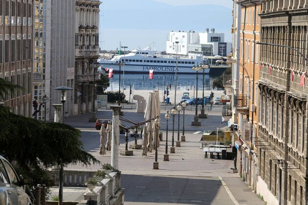 Coronavirus in Kroatien, Eindrücke aus Rijeka PXL_Rijeka Empty Streets 12.04.2020., Rijeka, Croatia - Empty streets on sunny Easter during Covid 19 crisis GoranxKovacic PIXSELL