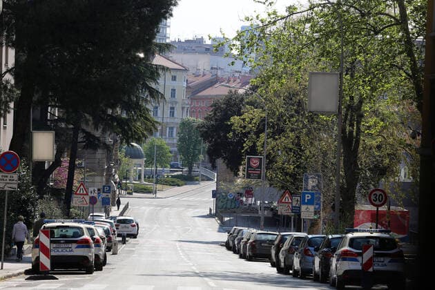Coronavirus in Kroatien, Eindrücke aus Rijeka PXL_Rijeka Empty Streets 12.04.2020., Rijeka, Croatia - Empty streets on sunny Easter during Covid 19 crisis GoranxKovacic PIXSELL