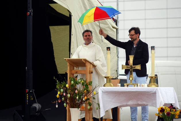 Erfurt, 12 04 2020 Pastor Christoph Knoll from the Thomas parish Erfurt will hold the car Easter service on Easter Sunday at the Erfurt fairground Due to the corona crisis, no church services are allowed at the moment The city of Erfurt has approved this type of service because a car is a closed room in which a maximum of 2 people can sit and thus the distance rule is observed