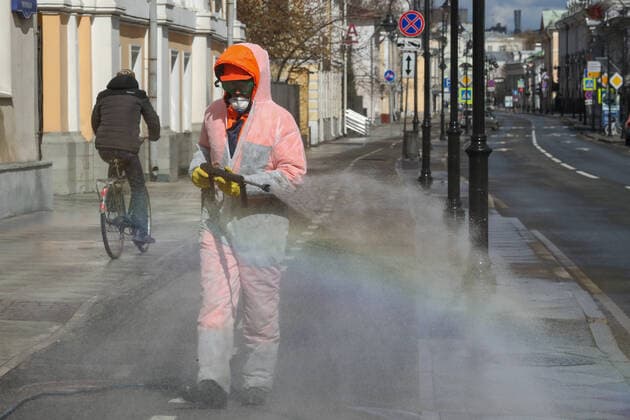 Coronavirus in Russland, DesinfektionsmaÃŸnahmen in Moskau MOSCOW, RUSSIA - APRIL 12, 2020: A utility worker disinfecting Pyatnitskaya Street with a special solution recommended by the Russian Federal Service for Surveillance on Consumer Rights Protection and Human Wellbeing (Rospotrebnadzor) amid the COVID-19 coronavirus pandemic. Sergei Karpukhin TASS  TS0D56DC