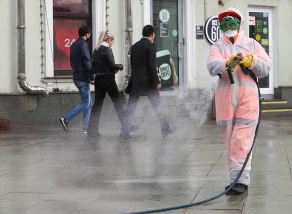 Coronavirus in Russland, DesinfektionsmaÃŸnahmen in Moskau MOSCOW, RUSSIA - APRIL 12, 2020: A utility worker disinfecting Pyatnitskaya Street with a special solution recommended by the Russian Federal Service for Surveillance on Consumer Rights Protection and Human Wellbeing (Rospotrebnadzor) amid the COVID-19 coronavirus pandemic. Sergei Karpukhin TASS  TS0D56E1