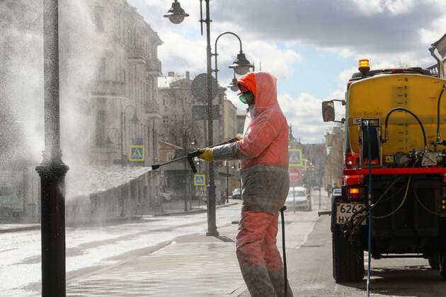 Coronavirus in Russland, DesinfektionsmaÃŸnahmen in Moskau MOSCOW, RUSSIA - APRIL 12, 2020: A utility worker disinfecting Pyatnitskaya Street with a special solution recommended by the Russian Federal Service for Surveillance on Consumer Rights Protection and Human Wellbeing (Rospotrebnadzor) amid the COVID-19 coronavirus pandemic. Sergei Karpukhin TASS  TS0D56E4