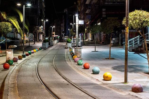 Coronavirus in der Türkei, Ausgangssperre in Istanbul April 11, 2020: Streets and squares left empty due to the curfew in Kadikoy district on April 11, in Istanbul, TURKEY. In order to prevent new type coronavirus pandemic, the Ministry of Interior has decided to take additional measures. In this context, curfews will be imposed for 48 hours in 31 provinces with metropolitan status from April,10th midnight. Total number of registered cases in country reaches 52,167 as 5,138 more people test positive for virus. Turkey confirmed that 95 more people died from the coronavirus in the country over the past 24 hours, bringing the death toll to 1,101, on April,11 2020. - ZUMAi72_ 20200411_znp_i72_009 Copyright: xTolgaxIldunx