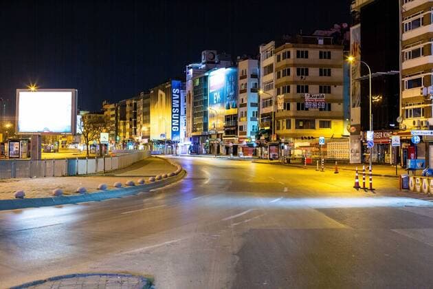 Coronavirus in der Türkei, Ausgangssperre in Istanbul April 11, 2020: Streets and squares left empty due to the curfew in Kadikoy district on April 11, in Istanbul, TURKEY. In order to prevent new type coronavirus pandemic, the Ministry of Interior has decided to take additional measures. In this context, curfews will be imposed for 48 hours in 31 provinces with metropolitan status from April,10th midnight. Total number of registered cases in country reaches 52,167 as 5,138 more people test positive for virus. Turkey confirmed that 95 more people died from the coronavirus in the country over the past 24 hours, bringing the death toll to 1,101, on April,11 2020. - ZUMAi72_ 20200411_znp_i72_018 Copyright: xTolgaxIldunx