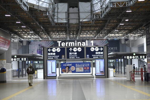 Coronavirus in Japan, Eindrücke aus Osaka OSAKA, JAPAN - APRIL 12: Few people are seen at Kansai Airport in Osaka Prefecture on April 12, 2020, during an outbreak of the coronavirus COVID-19. Japanese Prime Minister Shinzo Abe declared a state of emergency last Tuesday for Tokyo and six other prefectures to ramp up defenses against the spread of the coronavirus. (Photo: Richard Atrero de Guzman AFLO)  (125272491)