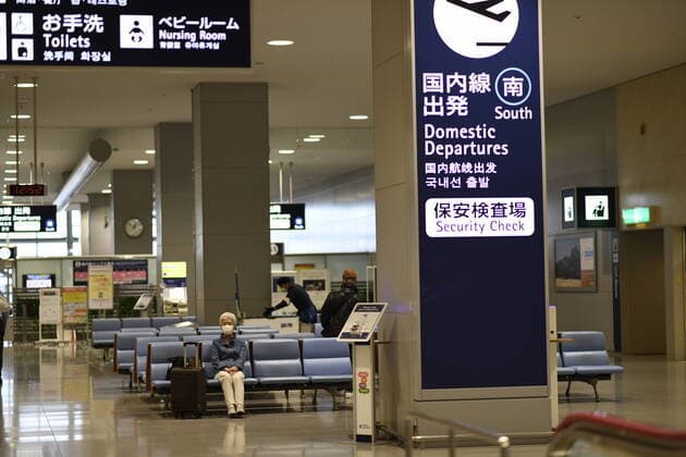 Coronavirus in Japan, Eindrücke aus Osaka OSAKA, JAPAN - APRIL 12: Few people are seen at Kansai Airport in Osaka Prefecture on April 12, 2020, during an outbreak of the coronavirus COVID-19. Japanese Prime Minister Shinzo Abe declared a state of emergency last Tuesday for Tokyo and six other prefectures to ramp up defenses against the spread of the coronavirus. (Photo: Richard Atrero de Guzman AFLO)  (125272504)
