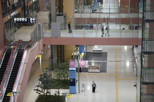 Coronavirus in Japan, Eindrücke vom Flughafen in Osaka OSAKA, JAPAN - APRIL 12: Few people are seen at Kansai Airport in Osaka Prefecture on April 12, 2020, during an outbreak of the coronavirus COVID-19. Japanese Prime Minister Shinzo Abe declared a state of emergency last Tuesday for Tokyo and six other prefectures to ramp up defenses against the spread of the coronavirus. (Photo: Richard Atrero de Guzman AFLO)  (125272505)