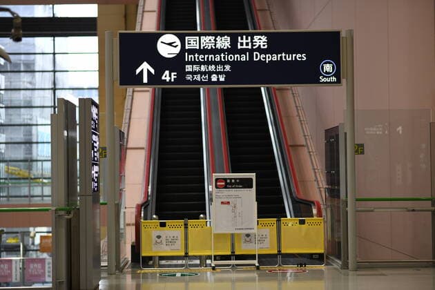 Coronavirus in Japan, Eindrücke vom Flughafen in Osaka OSAKA, JAPAN - APRIL 12: Few people are seen at Kansai Airport in Osaka Prefecture on April 12, 2020, during an outbreak of the coronavirus COVID-19. Japanese Prime Minister Shinzo Abe declared a state of emergency last Tuesday for Tokyo and six other prefectures to ramp up defenses against the spread of the coronavirus. (Photo: Richard Atrero de Guzman AFLO)  (125272507)