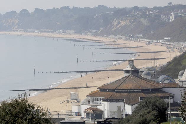 (200412) -- BOURNEMOUTH, April 12, 2020 (Xinhua) -- A general view of a quiet Bournemouth Beach is seen in Bournemouth, Britain on April 11, 2020. (Photo by Tim Ireland Xinhua) BRITAIN-BOURNEMOUTH-COVID-19-BEACH 