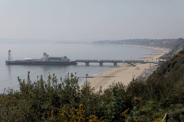 (200412) -- BOURNEMOUTH, April 12, 2020 (Xinhua) -- A general view of a quiet Bournemouth Beach is seen in Bournemouth, Britain on April 11, 2020. (Photo by Tim Ireland Xinhua) BRITAIN-BOURNEMOUTH-COVID-19-BEACH 