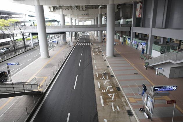Coronavirus in Japan, Eindrücke vom Flughafen in Osaka OSAKA, JAPAN - APRIL 12: Few people are seen at Kansai Airport in Osaka Prefecture on April 12, 2020, amid an outbreak of the coronavirus COVID-19. Japanese Prime Minister Shinzo Abe declared a state of emergency last Tuesday for Tokyo and six other prefectures to ramp up defenses against the spread of the coronavirus. (Photo: Richard Atrero de Guzman AFLO)  (125272544)