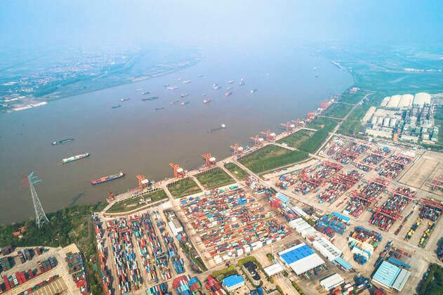 Coronavirus in China, Eindrücke vom Containerhafen in Wuhan (200412) -- WUHAN, April 12, 2020 -- Aerial photo taken on April 12, 2020 shows a view of the Yangluo Port in Wuhan, central China s Hubei Province. Wuhan, the megacity in central China, lifted outbound travel restrictions from April 8 after almost 11 weeks of lockdown to stem the spread of COVID-19. The cargos piled up at ports due to the COVID-19 pandemic have also been shipping away since the water ports in Wuhan resumed operation. ) CHINA-HUBEI-WUHAN-SHIPPING (CN) XiaoxYijiu 