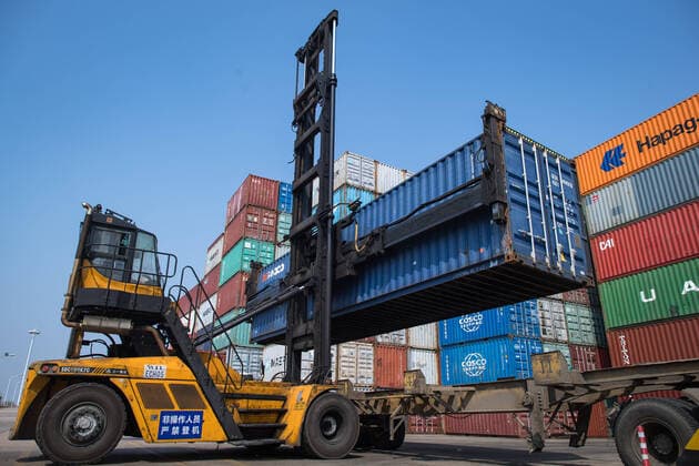 Coronavirus in China, Eindrücke vom Containerhafen in Wuhan (200412) -- WUHAN, April 12, 2020 -- A machine loads containers at the Yangluo Port in Wuhan, central China s Hubei Province, April 12, 2020. Wuhan, the megacity in central China, lifted outbound travel restrictions from April 8 after almost 11 weeks of lockdown to stem the spread of COVID-19. The cargos piled up at ports due to the COVID-19 pandemic have also been shipping away since the water ports in Wuhan resumed operation. ) CHINA-HUBEI-WUHAN-SHIPPING (CN) XiaoxYijiu 
