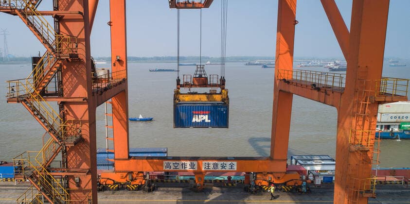 Coronavirus in China, Eindrücke vom Containerhafen in Wuhan (200412) -- WUHAN, April 12, 2020 -- A tower crane loads containers at the Yangluo Port in Wuhan, central China s Hubei Province, April 12, 2020. Wuhan, the megacity in central China, lifted outbound travel restrictions from April 8 after almost 11 weeks of lockdown to stem the spread of COVID-19. The cargos piled up at ports due to the COVID-19 pandemic have also been shipping away since the water ports in Wuhan resumed operation. ) CHINA-HUBEI-WUHAN-SHIPPING (CN) XiaoxYijiu 