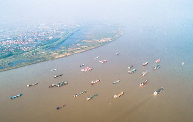 Coronavirus in China, Eindrücke vom Containerhafen in Wuhan (200412) -- WUHAN, April 12, 2020 -- Aerial photo taken on April 12, 2020 shows ships sailing in the water area of Yangluo Port in Wuhan, central China s Hubei Province. Wuhan, the megacity in central China, lifted outbound travel restrictions from April 8 after almost 11 weeks of lockdown to stem the spread of COVID-19. The cargos piled up at ports due to the COVID-19 pandemic have also been shipping away since the water ports in Wuhan resumed operation. ) CHINA-HUBEI-WUHAN-SHIPPING (CN) XiaoxYijiu 