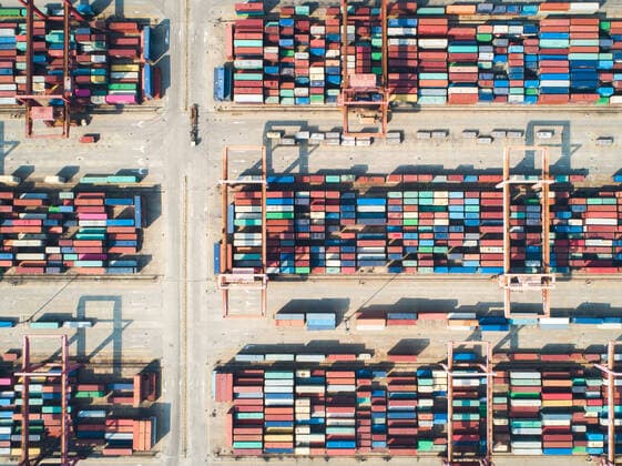 Coronavirus in China, Eindrücke vom Containerhafen in Wuhan (200412) -- WUHAN, April 12, 2020 -- Aerial photo taken on April 12, 2020 shows a view of the Yangluo Port in Wuhan, central China s Hubei Province. Wuhan, the megacity in central China, lifted outbound travel restrictions from April 8 after almost 11 weeks of lockdown to stem the spread of COVID-19. The cargos piled up at ports due to the COVID-19 pandemic have also been shipping away since the water ports in Wuhan resumed operation. ) CHINA-HUBEI-WUHAN-SHIPPING (CN) XiaoxYijiu 