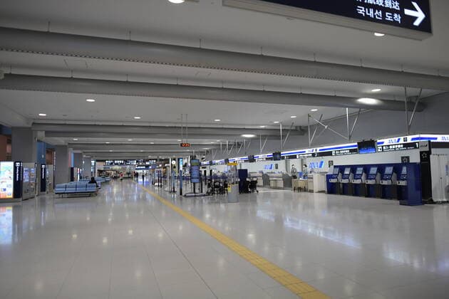Coronavirus in Japan, Eindrücke vom Flughafen in Osaka OSAKA, JAPAN - APRIL 12: Few people are seen at Kansai Airport in Osaka Prefecture on April 12, 2020, amid an outbreak of the coronavirus COVID-19. Japanese Prime Minister Shinzo Abe declared a state of emergency last Tuesday for Tokyo and six other prefectures to ramp up defenses against the spread of the coronavirus. (Photo: Richard Atrero de Guzman AFLO)  (125272550)