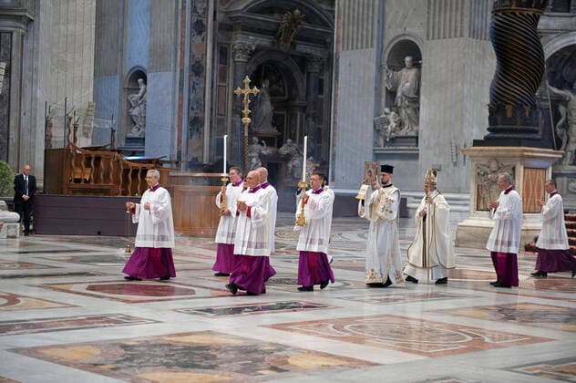 NO FRANCE - NO SWITZERLAND: April 12, 2020 : Pope Francis celebrates Easter Sunday Mass inside an empty St. Peter s Basilica, at the Vatican  Copyright: x AlessiaxGiuliani CPPx xIPAx xCatholicxPressxPhotox