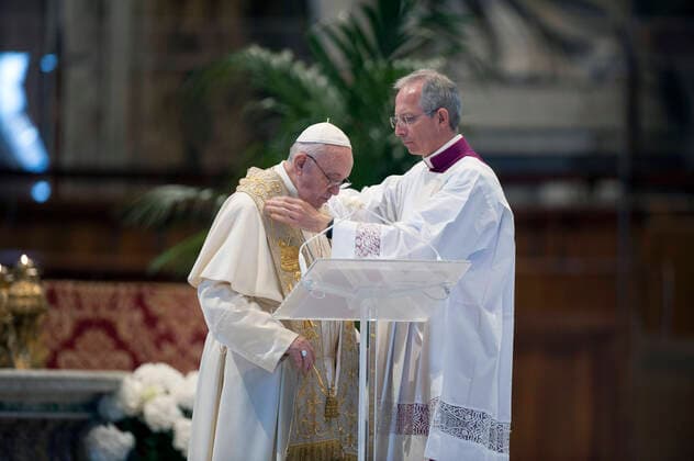 NO FRANCE - NO SWITZERLAND: April 12, 2020 : Pope Francis delivers his message during Easter Sunday Mass inside an empty St. Peter s Basilica, at the Vatican  Copyright: x AlessiaxGiuliani CPPx xIPAx xCatholicxPressxPhotox