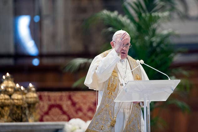 NO FRANCE - NO SWITZERLAND: April 12, 2020 : Pope Francis delivers his message during Easter Sunday Mass inside an empty St. Peter s Basilica, at the Vatican  Copyright: x AlessiaxGiuliani CPPx xIPAx xCatholicxPressxPhotox