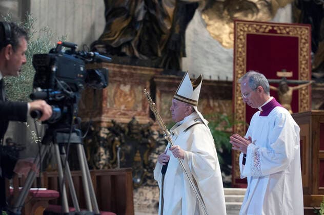 NO FRANCE - NO SWITZERLAND: April 12, 2020 : Pope Francis celebrates Easter Sunday Mass inside an empty St. Peter s Basilica, at the Vatican  Copyright: x AlessiaxGiuliani CPPx xIPAx xCatholicxPressxPhotox