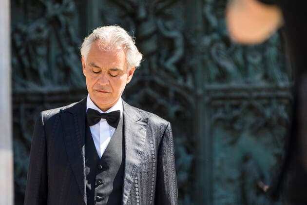 Bilder des Jahres 2020, Entertainment 04 April Entertainment Themen der Woche KW15 News Bilder des Tages Foto IPP - Daniele Cifala™ - 12 04 2020 Nella foto Andrea Bocelli d avanti al Duomo di Milano  0