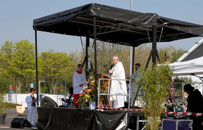 12 04 2020, Catholic Easter mass at the drive-in cinema in Düsseldorf, Düsseldorf city dean Frank Heidkamp at the church service 12 04 2020, Catholic Easter mass at the drive-in cinema in Düsseldorf 12 04 2020, Catholic Easter mass at the drive-in cinema in Düsseldorf
