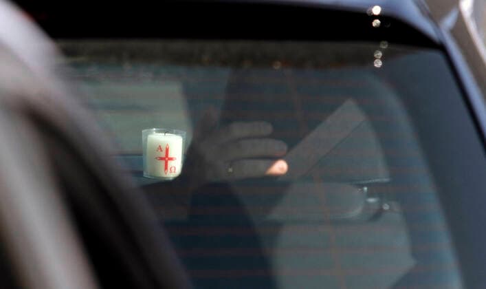 12 04 2020, Catholic Easter mass in the drive-in cinema Düsseldorf, Easter candle on the dashboard of a car 12 04 2020, Catholic Easter mass in the drive-in cinema Düsseldorf 12 04 2020, Catholic Easter mass in the drive-in cinema Düsseldorf