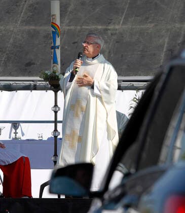 12 04 2020, Catholic Easter Mass at the drive-in cinema in Düsseldorf, Düsseldorf city dean Frank Heidkamp preaching the sermon 12 04 2020, Catholic Easter Mass at the drive-in cinema in Düsseldorf 12 04 2020, Catholic Easter Mass at the drive-in cinema in Düsseldorf