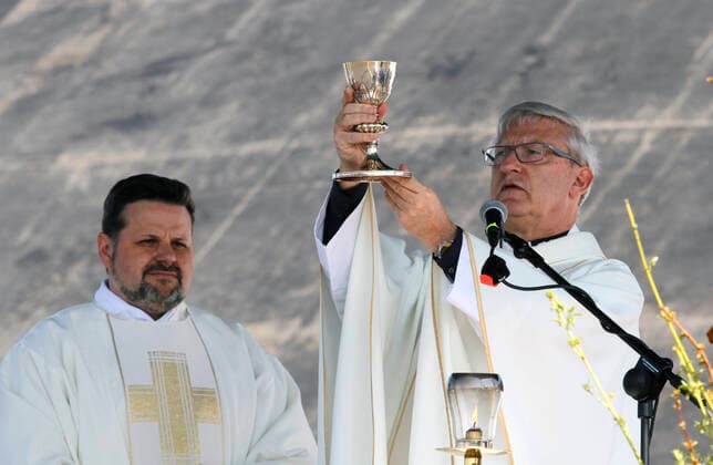 12 04 2020, Catholic Easter Mass at the drive-in cinema in Düsseldorf, Düsseldorf City Dean Frank Heidkamp re holds up the chalice 12 04 2020, Catholic Easter Mass at the drive-in cinema in Düsseldorf 12 04 2020, Catholic Easter Mass at the drive-in cinema in Düsseldorf