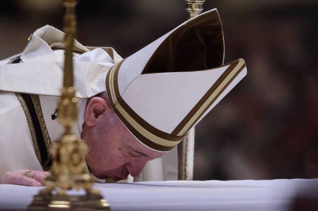 April 12, 2020 - Vatican City, Holy See - POPE FRANCIS celebrates Easter mass in an empty St. Peter s Basilica. After the mass Pope Francis delivers the blessing Urbi et Orbi . Credit Image: via ZUMA Wire) Italy - ZUMAi15_ 20200412_zaf_i15_038 Copyright: xEvandroxInettix