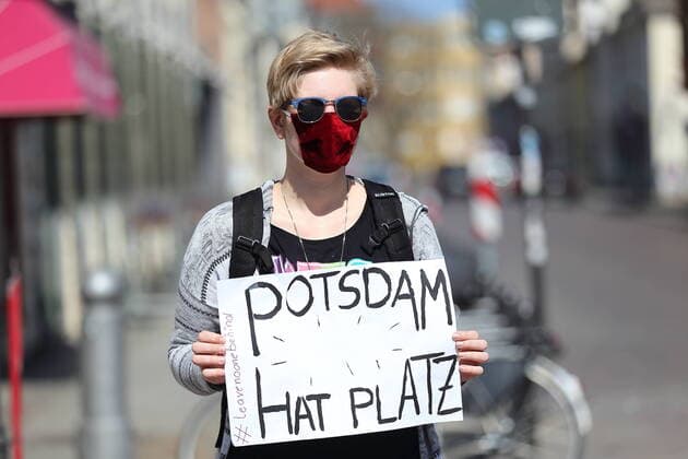 People form a human chain in Brandenburger Strasse and demand the evacuation of Greek refugee camps in view of the spread of the corona virus, Potsdam, 12 April 2020 Leave No One Behind Human chain in Potsdam