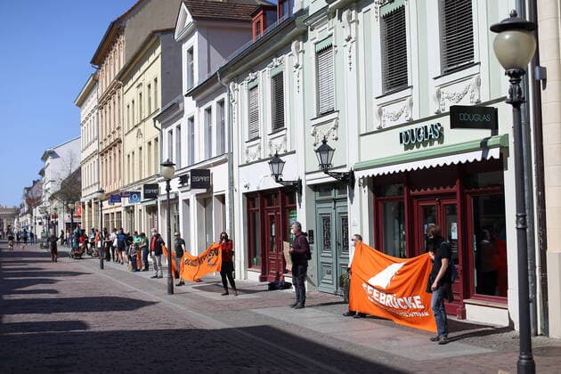 People form a human chain in Brandenburger Strasse and demand the evacuation of Greek refugee camps in view of the spread of the corona virus, Potsdam, 12 April 2020 Leave No One Behind Human chain in Potsdam