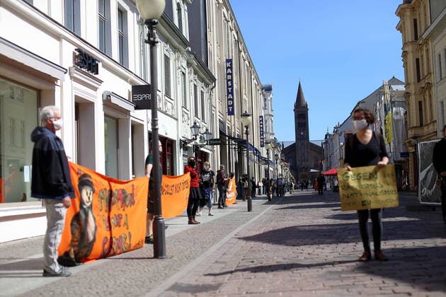 People form a human chain in Brandenburger Strasse and demand the evacuation of Greek refugee camps in view of the spread of the corona virus, Potsdam, 12 April 2020 Leave No One Behind Human chain in Potsdam